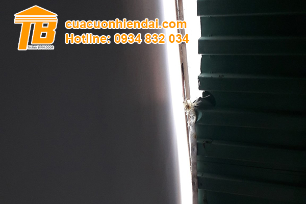 Cửa cuốn bị tuột ra khỏi đường ray