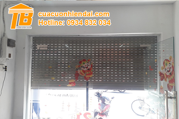 huong-dan-cach-dong-mo-cua-cuon-bang-tay-khi-o-trong-nha