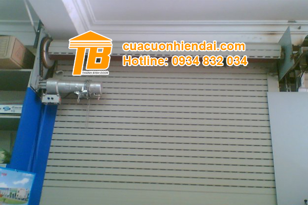 Nguyên nhân và cách khắc phục cửa cuốn bị kẹt nan