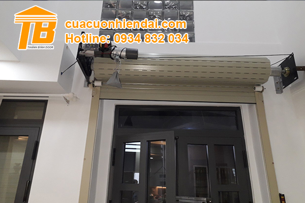 Nhà có trẻ nhỏ dùng cửa cuốn thế nào cho an toàn?