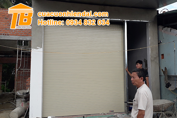 Sử dụng cửa cuốn an toàn cho người già và trẻ nhỏ